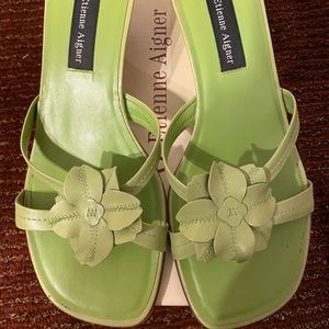 Women’s Etienne Aigner green flats w/heel.